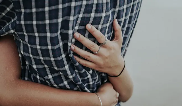 女性が男性に抱き着いている様子の画像