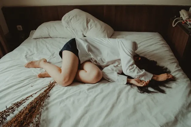 悩んでいる様子の女性
