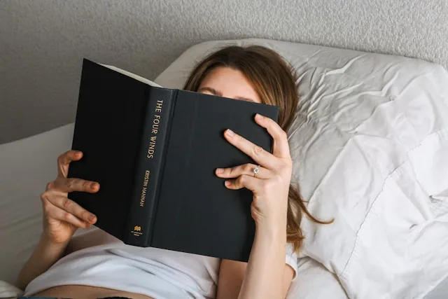 官能小説を読んでいる女性の画像