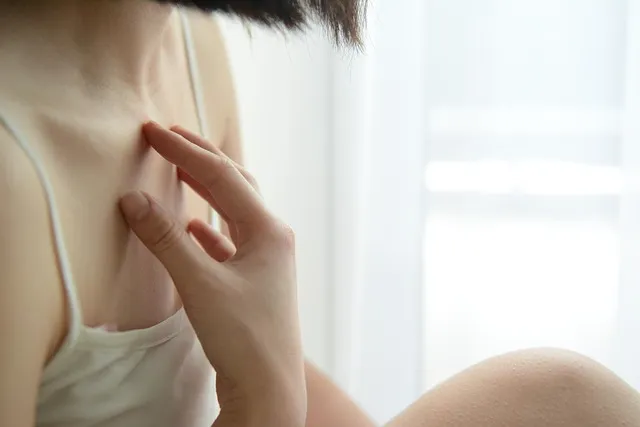 アレルギーに悩む女性の画像