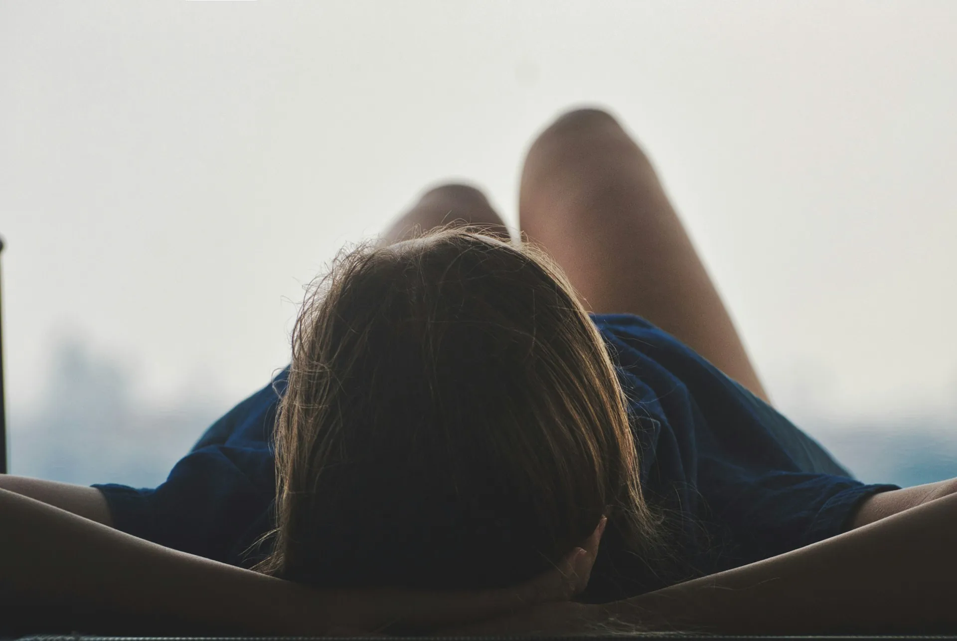 リラックスしている様子の女性