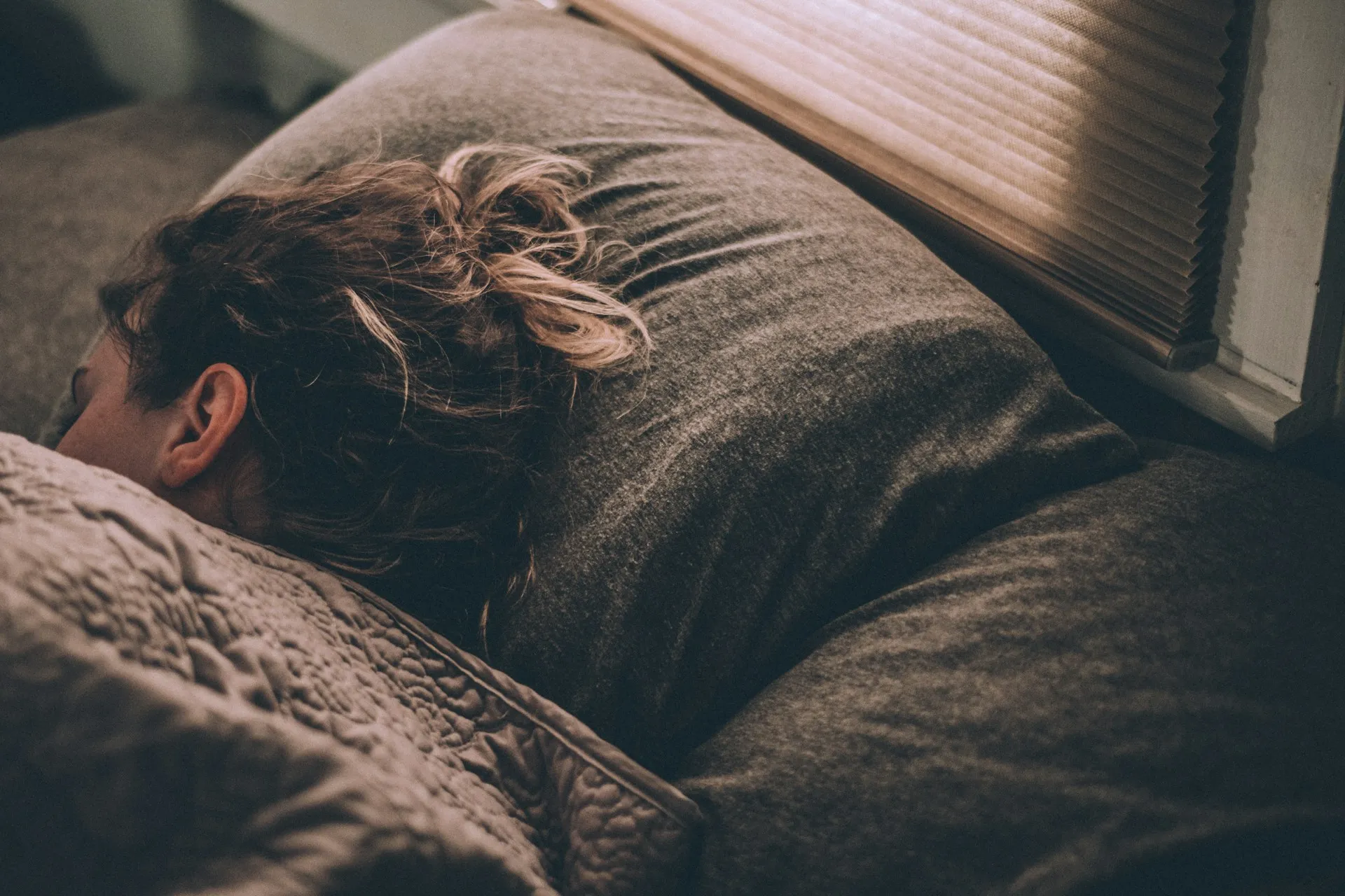 睡眠中の女性の画像