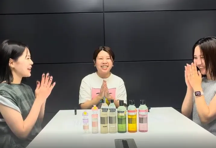 最後に挨拶をする3人