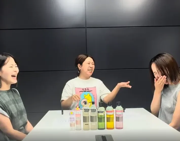 笑う3人