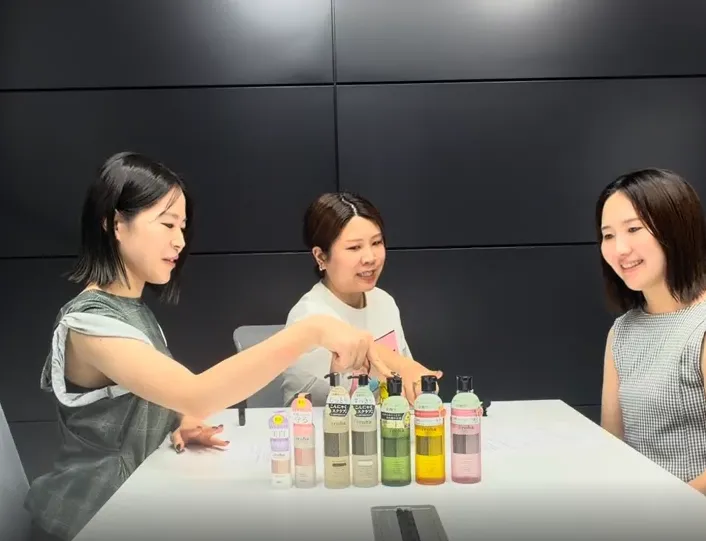 好みの香りのソープを指さす2人